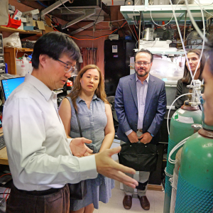 JILA and NIST Fellow Jun Ye shows his experimental set up to Colorado Representative Yarida Caraveo during her visit to JILA