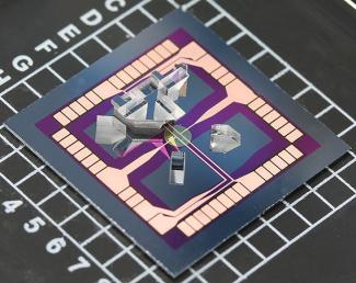 Photograph of the on-chip optical lattice system.